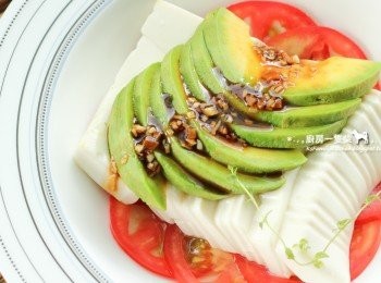 step5: 最後放上切好的酪梨，淋上調好的蒜蓉醬油就完成囉!