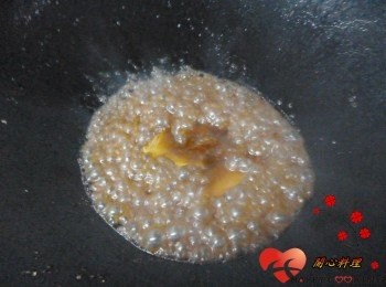 step6: 少許油爆香薑片和辣椒,加少許水<span class="group_3">調味</span>,煮開後用少許太白粉水勾芡