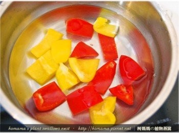 step3: 將紅甜椒與黃甜椒用清水洗淨，去籽切成片狀後，放入滾水中川燙片刻。