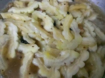 step3: 加水淹至苦瓜 ~豆豉的量要適苦瓜大小而定~先別加太多才不會太鹹喔~悶煮收汁至喜愛的軟爛即可起鍋~^^