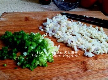 step5: 蒜頭 , 乾蔥頭去衣切細粒 , 蔥切粒備用
