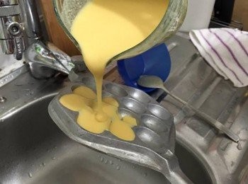step5: 將模夾打斜，把蛋漿倒入模內至八分滿，蓋上蓋，將模夾夾緊搖一搖後反轉放在爐上，以小火每邊燒1分鐘至雞蛋仔離模及熟透