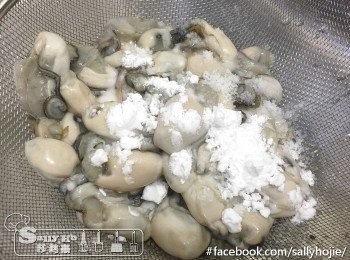 step2: 蠔用粟粉及鹽洗淨