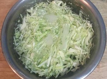step2: 高麗菜切絲後，放入冰開水中冰鎮。