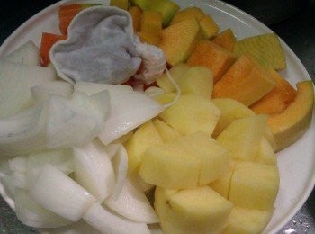 step2: 將胡蘿蔔和南瓜以及馬鈴薯切成小塊，洋蔥切成小片狀