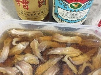 step4: 用個物實盒倒入糟卥、花雕酒、開水 、玫瑰 露、黃糖、胡椒粉，攪勻後試一下味，最後加入鴨舌便可放入雪櫃 5-6小時以上，如雪過夜會更加入味