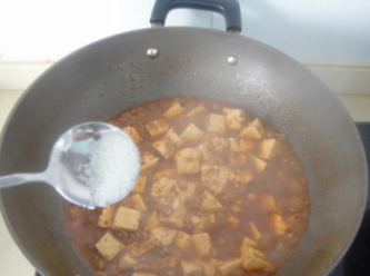 step5: 然後加入開水，再把豆腐倒入鍋內，大火煮片刻，再加入白糖調味。