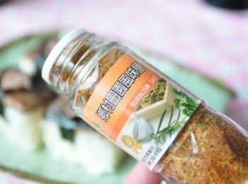 step4: 取用鄉村田園風味鹽(亦可使用其他調味取代:如胡椒粉、七味粉、五香粉、蒜味粉、孜然粉皆可)