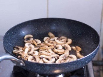 step4: 開中慢火，鍋熱後下少許油和牛油，油熱後下蘑菇片，兜炒約 5 分鐘至軟身及蘑菇開始釋出水份