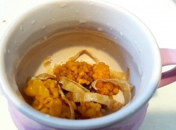 step3: 將浸泡後的花膠剪成絲，浸泡後的黃耳去蒂剪自己喜愛的大小