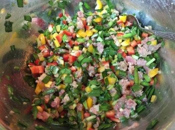 step3: 三色椒粟米配瘦肉碎：三色椒含有大量抗氧化物質，有效降脂和對抗自由基。而粟米則含豐富的膳食纖維，有益腸道健康。
