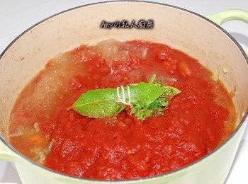 step4: 加入番茄泥及新鮮番茄塊和高湯,月桂葉香草蓋上鍋蓋用小火一起燉煮50~60分鐘