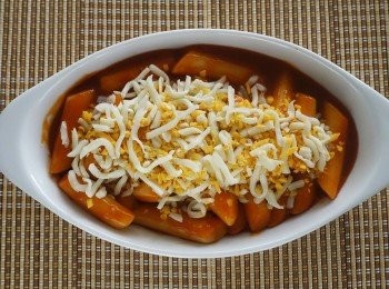 step4: 乘盤後, 灑上披薩起司, 放入微波爐加熱2分鐘就完成～
**** 如用烤箱的話, 在180度烤箱裡烤5分鐘就OK～！