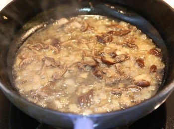 step5: (5) 加白酒炒再加雞湯，再加淡忌廉煮成汁，最後加黑胡椒 (自行試味)