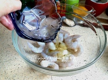 step2: 蝦仁用生粉沖洗兩次 , 瀝乾水份放入大碗內加入蛋白 , 胡椒粉拌勻