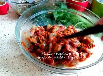 step9: 餃子餡1小時後從雪櫃取出拌一拌散餡料 , 靜待10分鐘