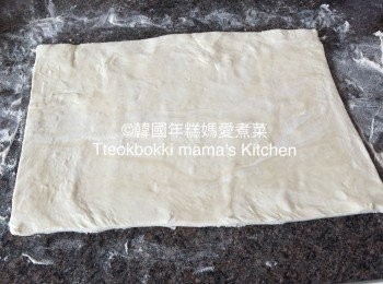 step1: 待250g的急凍酥皮溶雪後，預熱焗爐至200度。
將酥皮皮壓至想要的形狀，用叉在酥皮皮上刺孔。