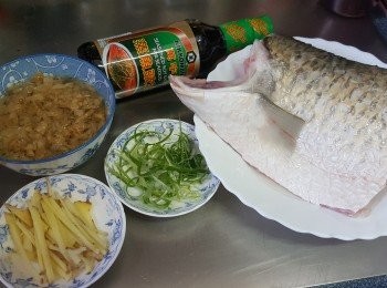 step1: 新鮮鯇魚腩叫魚檔老闆帮手打鱗，刮去肚腩黑色的薄膜、洗淨備用；天浸冬菜浸5分鐘，用大量洗淨，隔去冬菜內的沙，揸乾水份切碎；