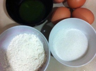 step1: 1 取出一個較深的大碗，把蛋加入，利用電動打蛋器打至打泡，然後加入糖。