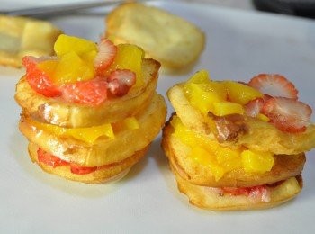 step9: 接著再取一片饅頭堆疊，鋪上兩種綜合的水果