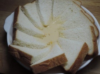 step3: 將<span class="group_2">蛋液</span>倒入器皿中，稍微按壓一下土司，讓土司底部可以吸到<span class="group_2">蛋液</span>喔!!!入烤箱170度烤25~30分，記得烤盤要放入一半的熱水，讓布丁呈現蒸烤的狀態，如果布丁沒熟透可再增加時間