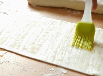 step4: 把蜜糖水掃在酥皮上。