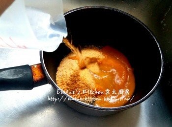 step1: 將黃糖放入煲內 , 加1 1/2杯水拌勻 , 用慢火慢慢煮至糖溶