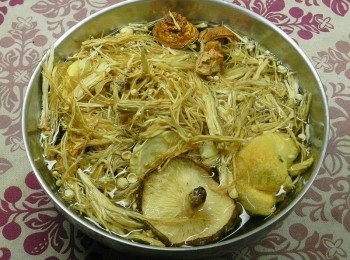 step2: 菇類稍洗一下，泡水