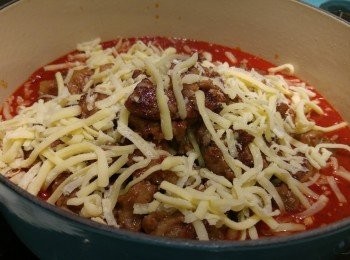 step5: 牛肋腩加入蕃茄醬上面或攪勻都可以,再加入碎芝士在面放入焗爐,爐温250度焗十分鐘,請用目測芝士效果自行决定時間。