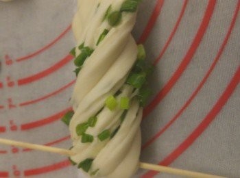 step9: 竹簽放在麵團後面中間位置, 然後對摺再卷幾下, 收口位放底部, 完成後放在牛油紙上。