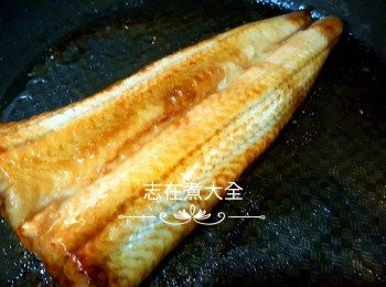 step3: 反轉鱔皮一邊中大火煎1分鐘，中火煎1分鐘