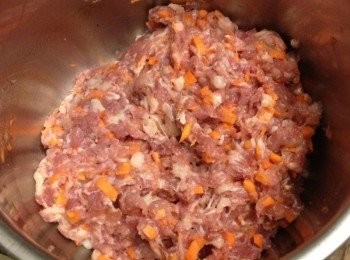 step1: 【漢堡肉】材料： （我一樣都是做好多個，可以壓低成本及儲存使用^^) 絞肉拌勻，加入泡過牛奶的麵包粉，及炒過洋蔥紅蘿蔔，香料，半顆蛋，摔打幾次後用成漢堡形狀，（我都拍打50下，會讓漢堡更結實喔），