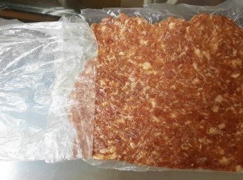 step5: 用剪刀將左右兩邊的膠袋剪開，把烘焙紙蓋在上面