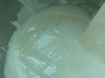 step3: 粉類攪混後慢慢加入椰漿糖水,攪混後過篩兩三次確保無粒粒,之後加油再攪混。