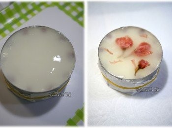 step6: 漬櫻花提早用水泡開、備用 ； 把白涼粉與糖粉倒入熱水中，拌勻。接著倒入表面涷住的慕絲中，再放入泡開的漬櫻花後，繼續放入冷藏至凝固