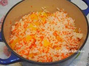 step1: 煮好珍珠米飯，拌入切細粒的蘿蔔和蟹子