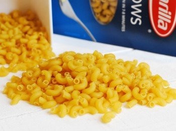 step1: 於鹽水鍋裡將通心粉依包裝指示煮熟，瀝乾放涼備用