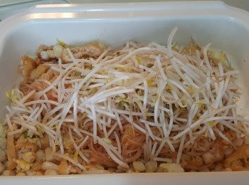 step5: 加入芽菜及蔥段炒勻。