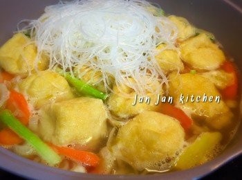 step2: 下油豆腐炒一會，下清雞湯及水，粉絲先放面，加蓋同煮3-4分鐘。