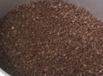 step3: 把已涼的牛油溶液和可可味脆片拌勻，再放入蛋糕模內壓平。
