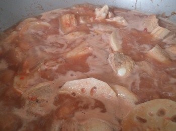 step3: 再落[醬料]最後加熱水需過豬肉面,煲約1個多小時左右,間中翻炒和加熱水。