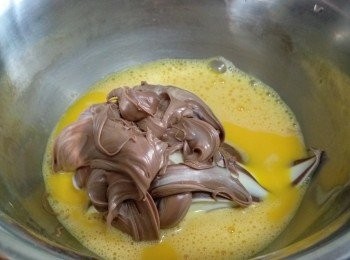 step2: 雞蛋打散加入朱古力醬拌勻