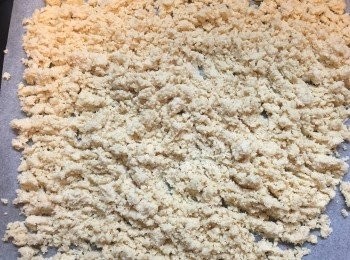 step7: 淨返d渣可以放入焗爐焗。
時間因份量而定，總之記得睇火，以免焗燶！
焗乾後就成為杏仁粉，可以勁做甜品！haha