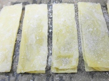 step2: 取出派皮均勻撒上糖粉再度放進烤箱烤約5分鐘~~讓表面的糖粉融化後取出放涼^^