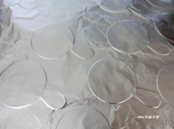 step3: 將厚紙板放在錫箔紙下方壓出形狀，再反過來