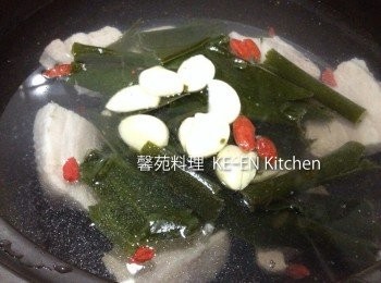 step3: 鍋內倒入水1200cc、豬肉、海帶（切小塊）蒜頭（切薄片）酒、枸杞一起放入