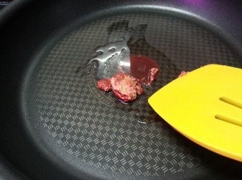 step5: 用少許油起鑊,先爆香南乳