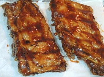 step4: 取出豬肋條，將焗爐調至220度。將豬肋條放在烤盤上，在豬肋條底面塗上醬汁，放回焗爐220度焗8-10分鐘，取出反面在正面塗上醬汁焗220度8-10分鐘。