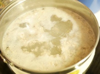 step2: 10杯水煲滾, 放入肉碎煮2分鐘, 然後隔起浮面白泡