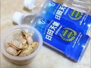 step1: 將買回來的新鮮牛蒡，先用刷子將外皮刷洗乾淨，瀝乾水份後切薄片備用。